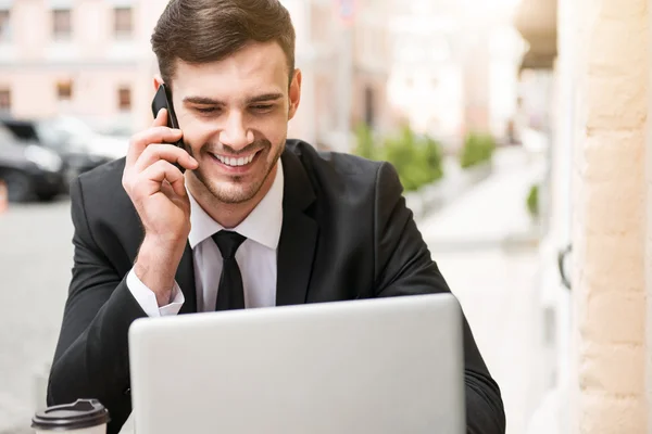 Handsome smiling man talking on cell phone — Stock Photo, Image