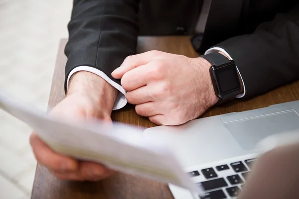 Agradable hombre de negocios sentado a la mesa — Foto de Stock