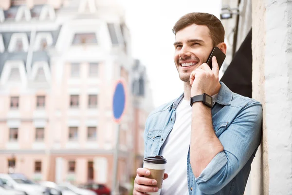 Agradable hombre alegre de pie en la calle — Foto de Stock