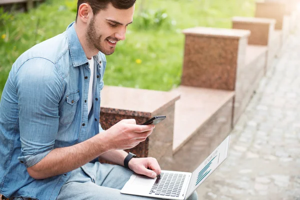 Positieve man zit in de straat — Stockfoto