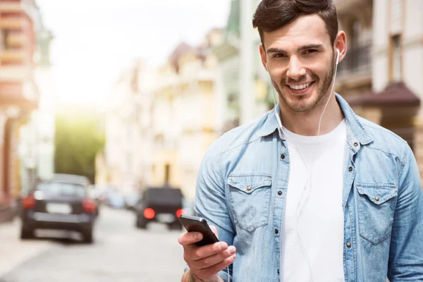 Pozitivní člověk hospodářství mobilní telefon — Stock fotografie