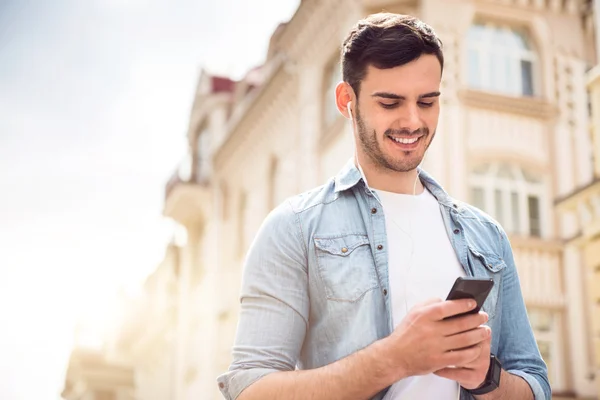 Homem positivo segurando celular — Fotografia de Stock