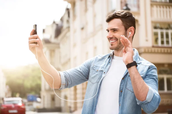 Hombre positivo sosteniendo el teléfono celular — Foto de Stock