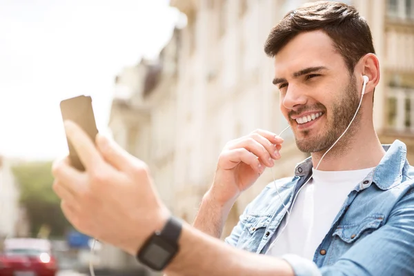 Positive man holding cell phone — Stock Photo, Image