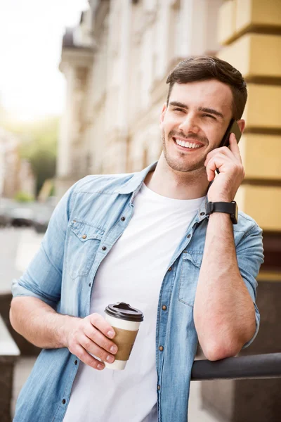 Hombre sonriente positivo hablando por teléfono celular — Foto de Stock