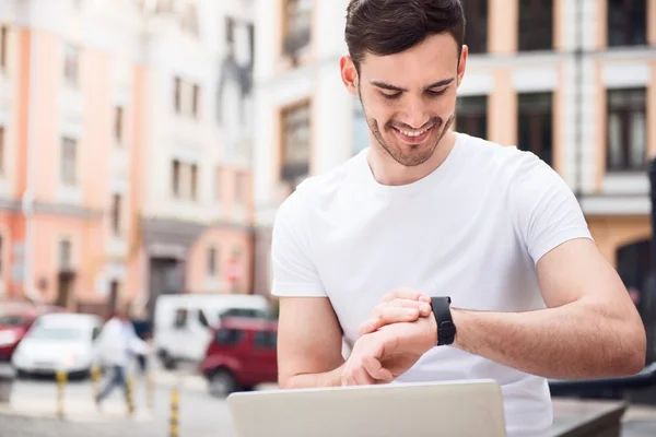 Agradable hombre encantado usando reloj inteligente —  Fotos de Stock