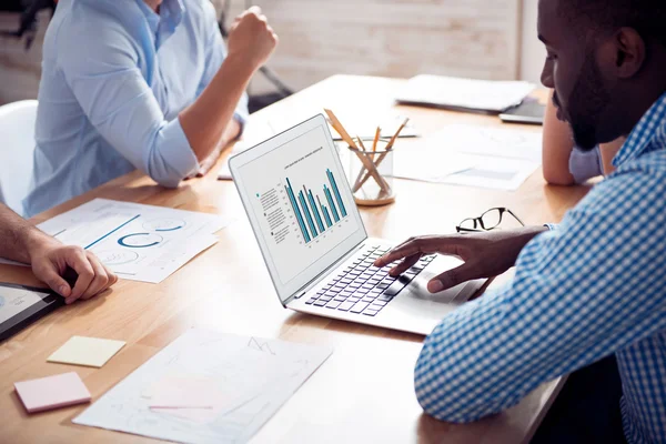 Colegas positivas sentadas a la mesa — Foto de Stock