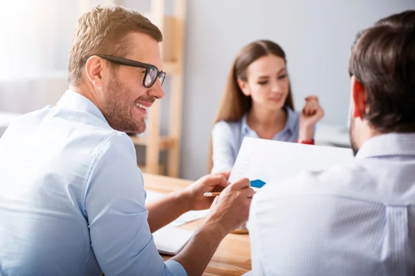 Fröhliche Kollegen am Tisch — Stockfoto