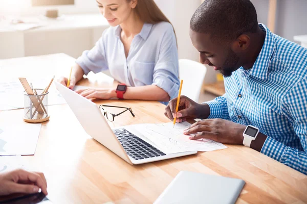 Participaron colegas sonrientes sentados a la mesa — Foto de Stock