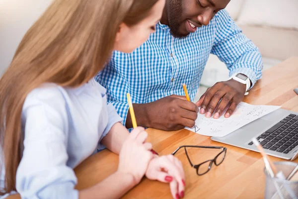 Piacevoli colleghi che lavorano al progetto — Foto Stock