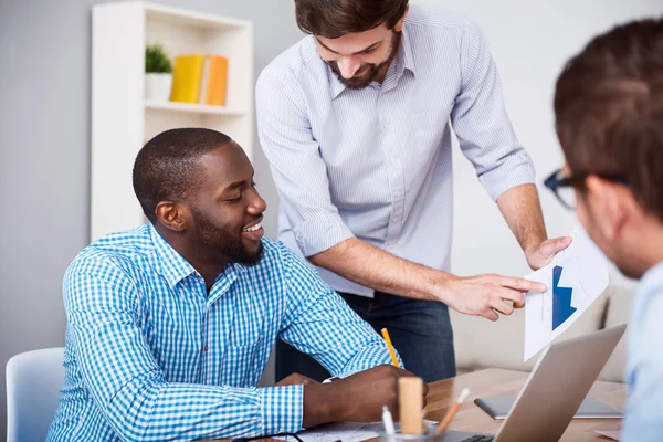 Professionele lachende collega's werken aan het project — Stockfoto