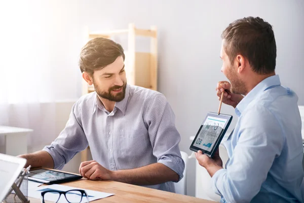 Positiva kollegor sitter vid bordet — Stockfoto