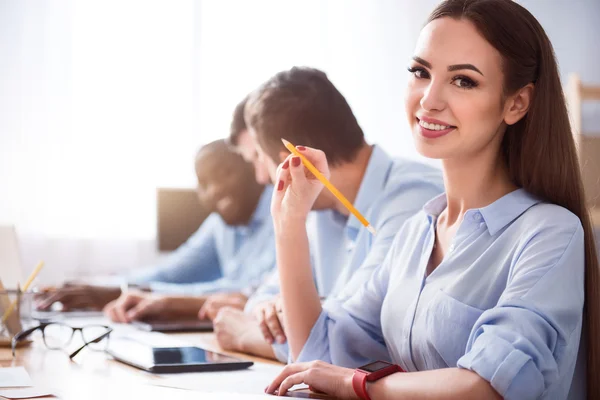 Mulher positiva trabalhando no escritório — Fotografia de Stock