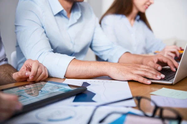 Berufstätige sitzen am Tisch — Stockfoto