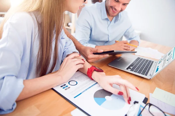 I colleghi piacevoli discutono il progetto — Foto Stock