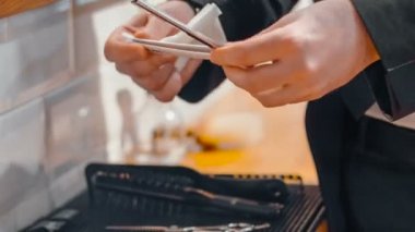 Profesyonel kuaför saç soyunma bıçak tutarak