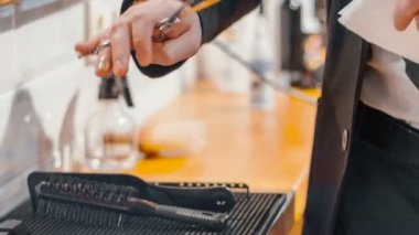 Profesyonel kuaför berber içinde çalışma