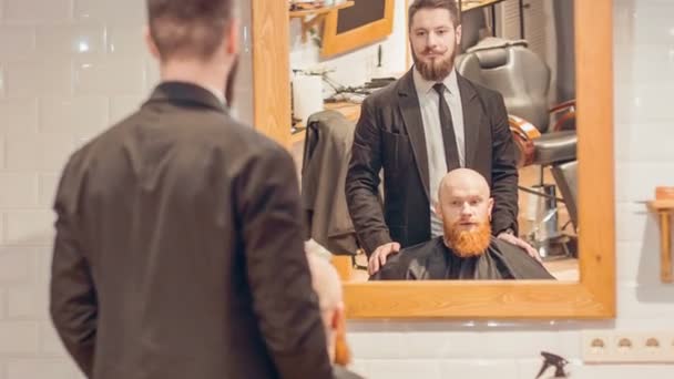 Професійний перукар, що працює в перукарні — стокове відео