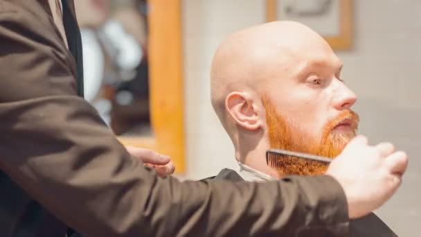 Bonito homem sentado na barbearia — Vídeo de Stock