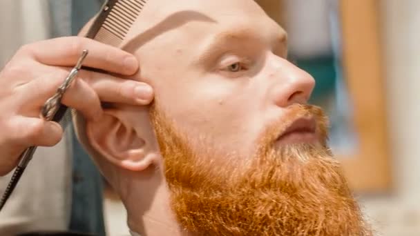 Homem sentado na barbearia — Vídeo de Stock