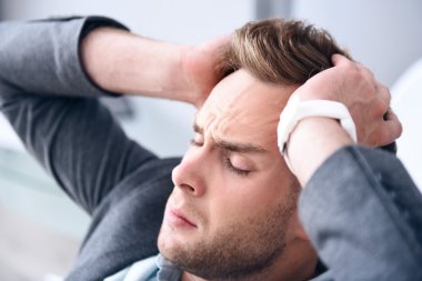 Masada oturan kasvetli adam