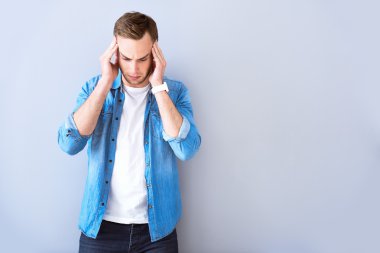 Moody adam izole ayakta