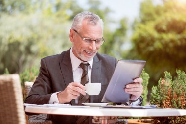 Masada dinlenen neşeli adam