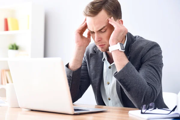 Launischer Mann sitzt am Tisch — Stockfoto