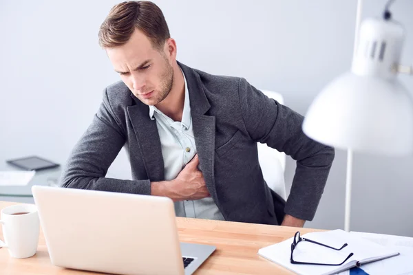 Hombre sin ánimo sentado a la mesa — Foto de Stock