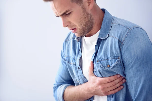 Hombre enfermo que tiene un dolor de corazón — Foto de Stock