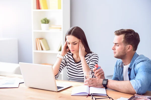 Humeurig mooie vrouw gevoel pijn — Stockfoto