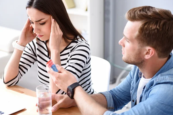 Ledsen sjuk kvinna känsla smärta — Stockfoto