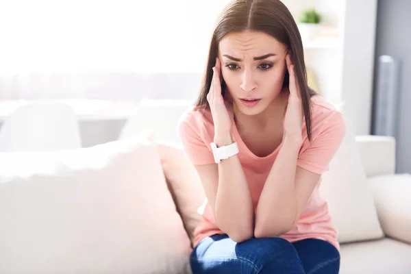 Enfermo hermosa mujer teniendo un dolor de cabeza — Foto de Stock