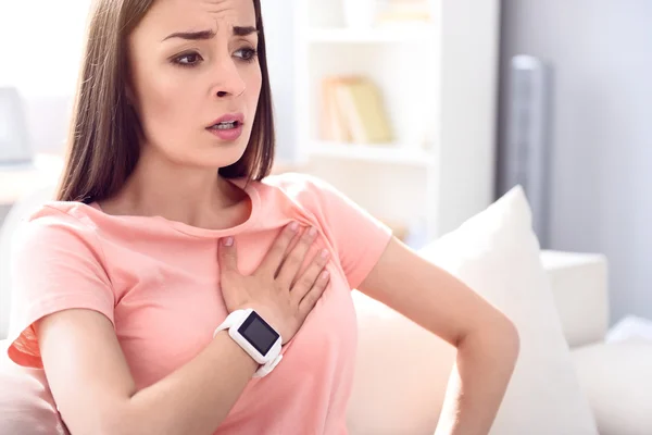 Mujer enferma sombría teniendo un dolor de corazón — Foto de Stock