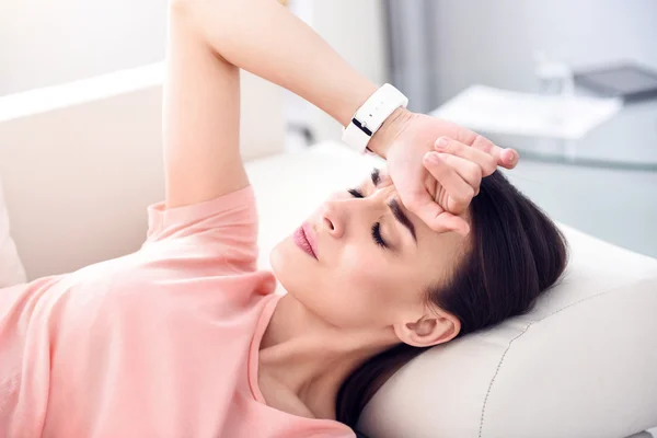 Kranke traurige Frau sitzt auf der Couch — Stockfoto