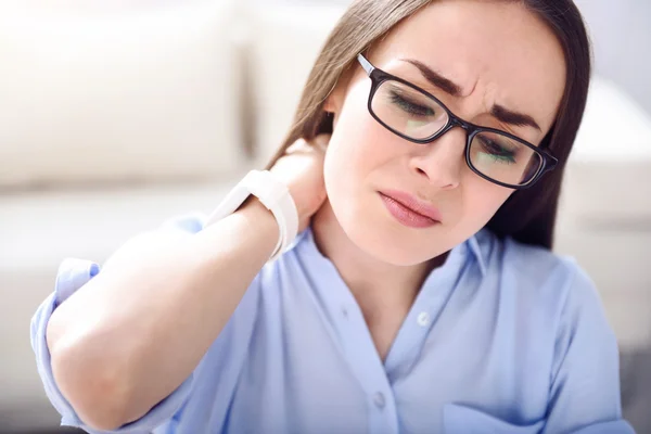 Mujer cansada sintiendo dolor — Foto de Stock