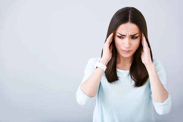 Launische Frau steht — Stockfoto