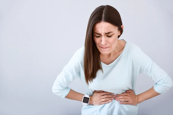 Mulher doente com dor de estômago — Fotografia de Stock