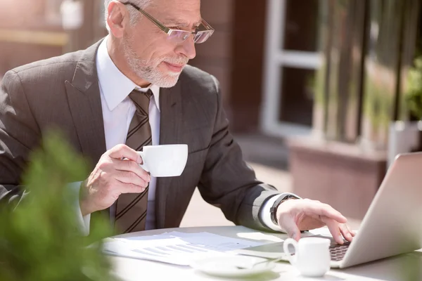 Innehåll affärsman dricka kaffe — Stockfoto