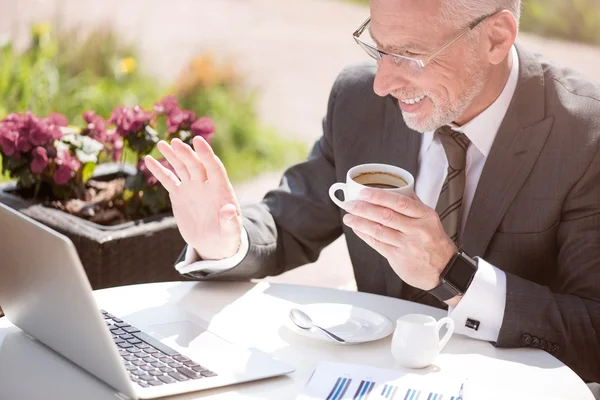 Hombre alegre usando su portátil — Foto de Stock