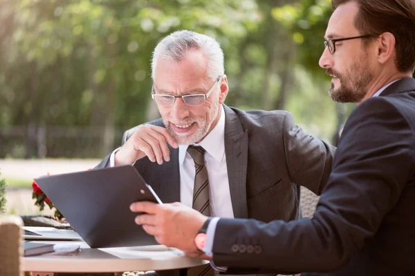 Positiva kollegor sitter vid bordet — Stockfoto