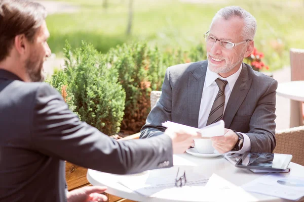 Blij dat collega's aan tafel zitten — Stockfoto