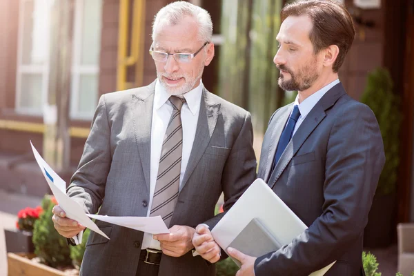 Seriöse Kollegen, die zusammenhalten — Stockfoto