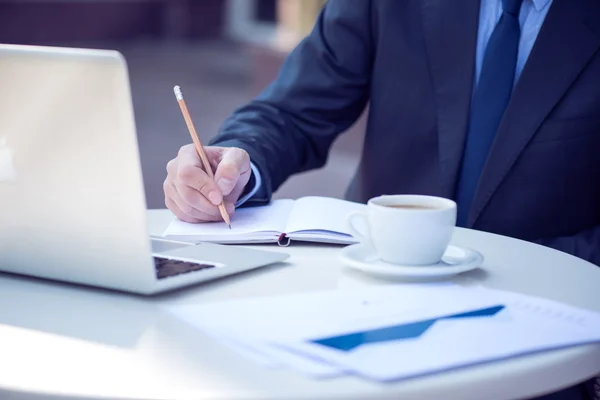 Agradable hombre sentado a la mesa — Foto de Stock