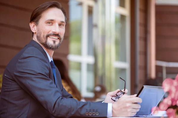 Hombre guapo sentado en el café — Foto de Stock