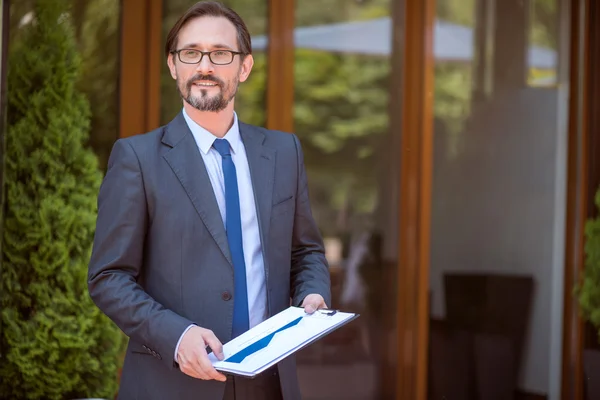 Handsome confident man standing outside — Stock Photo, Image