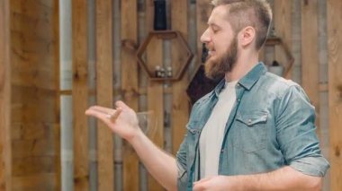 neşeli Kuaför berber dükkanı ayakta