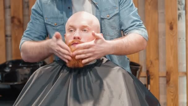 Професійний перукарський стиль бороду свого клієнта — стокове відео