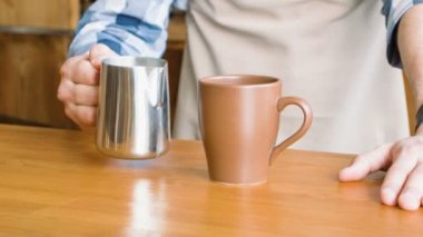 Profesyonel barista kafede çalışma