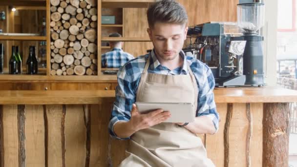 Piacevole barista con computer portatile — Video Stock